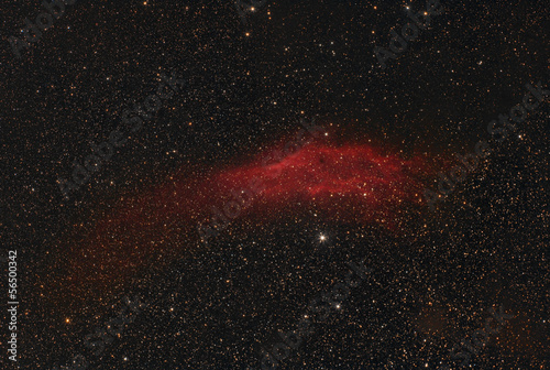 Nebulosa california rossa nel cielo notturno invernale photo
