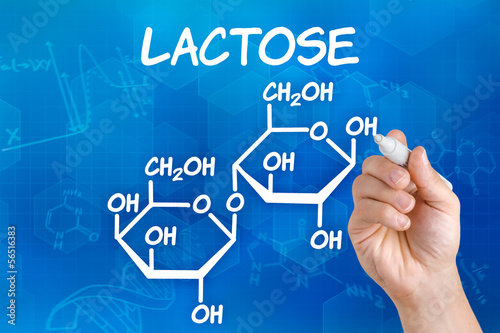 Hand mit Stift zeichnet chemische Strukturformel von Lactose