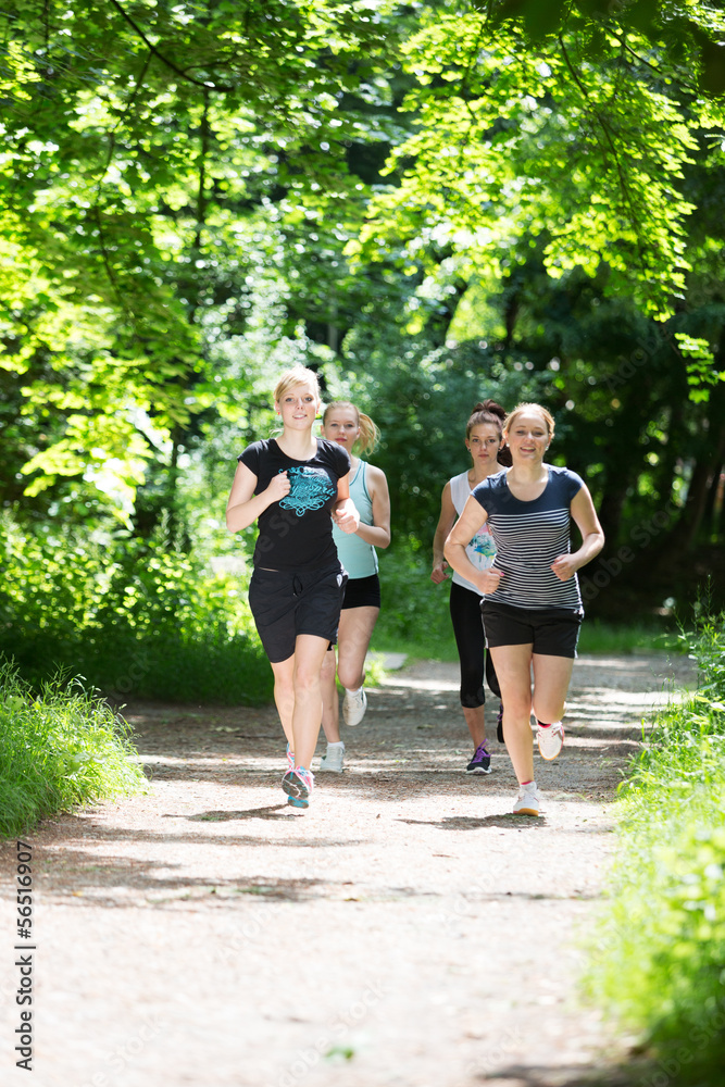 Junge Frauen joggen in der Natur StockFoto Adobe Stock