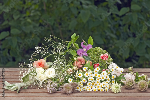 Haufen bunter Sommerblumen photo