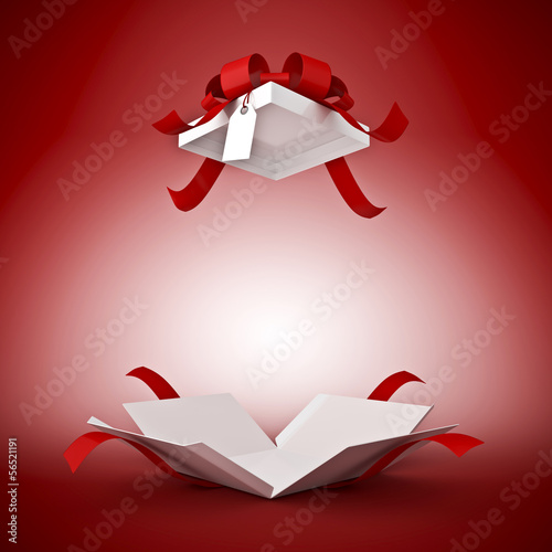 pacco regalo aperto con sfondo rosso
