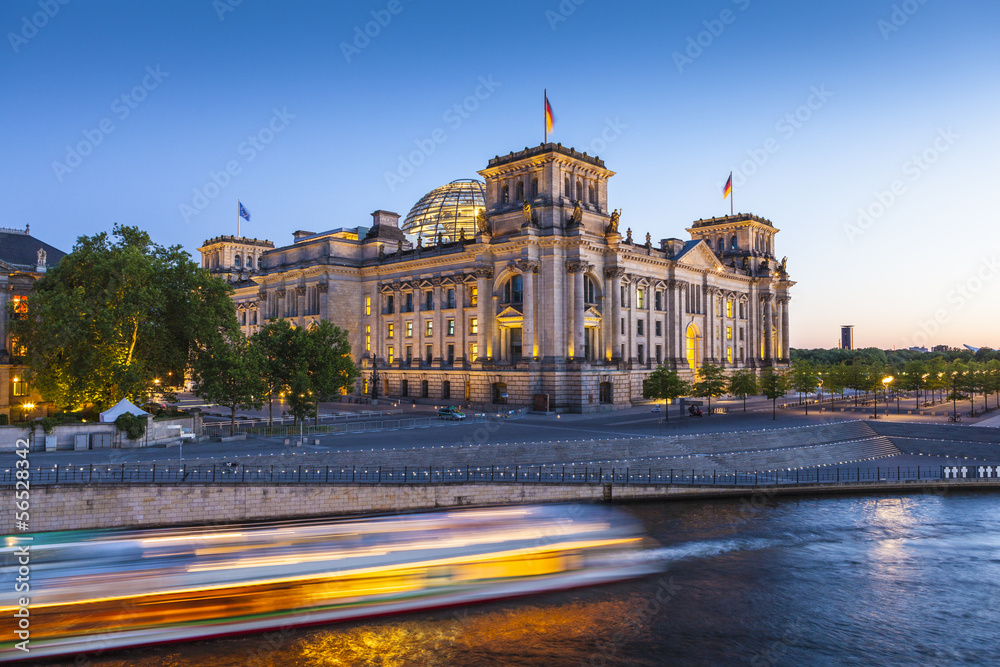 Obraz premium Reichstag, River Spree, Berlin