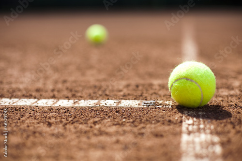Tennis Ball on court © Sebastian Duda