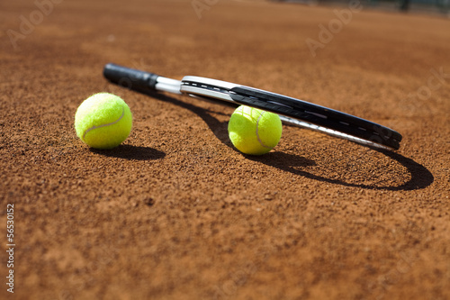 Tennis racket and balls, court © Sebastian Duda