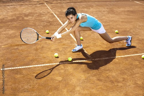 Girl playing tennis on the court © Sebastian Duda