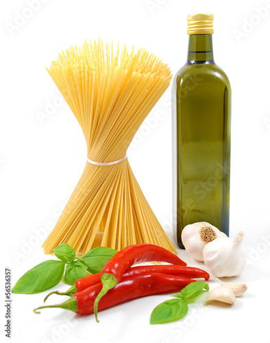 Spaghetti aglio olio e peperoncino photo