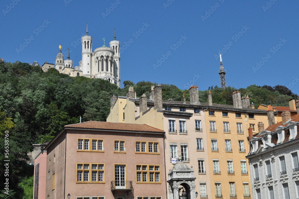 Vue sur Fourvière depuis la place de la cathédrale, Lyon