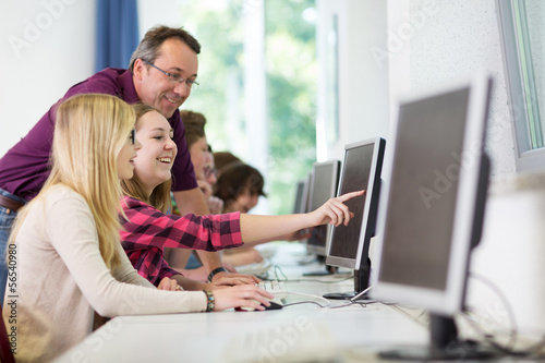 Teenager arbeiet in der Schule am Computer © Christian Schwier