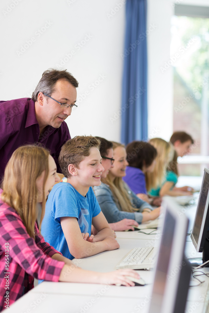 Teenager arbeiet in der Schule am Computer Teenager arbeiet in der Schule am Computer