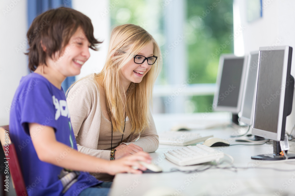Teenager arbeiet in der Schule am Computer Teenager arbeiet in der Schule am Computer