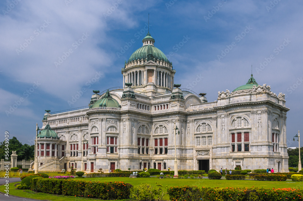 Obraz premium Sala tronowa Ananty Samakhom w Tajlandzkim Pałacu Królewskim Dusit, Bang