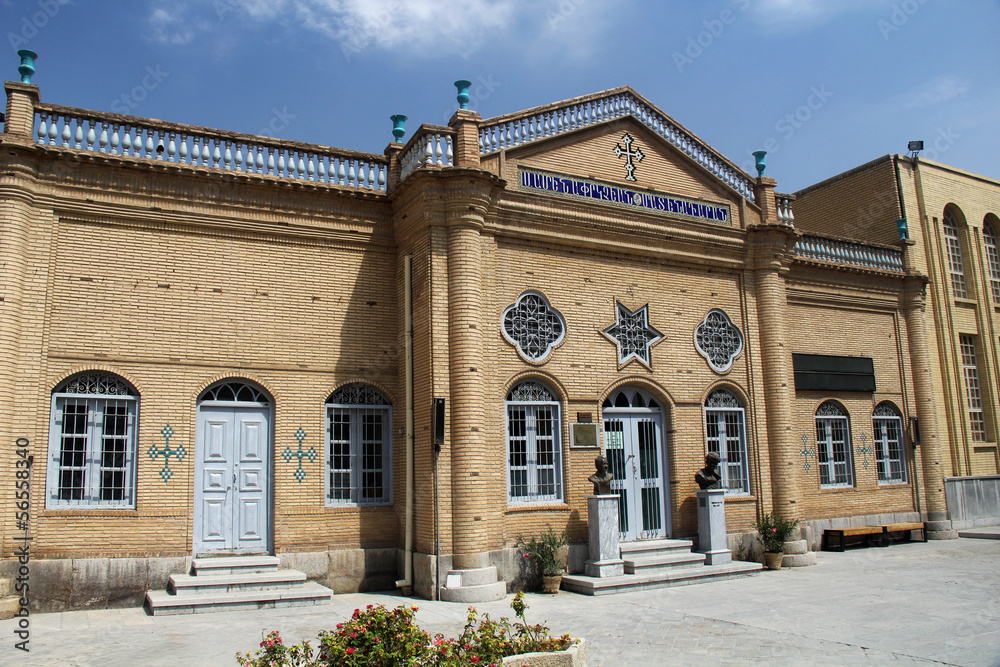 Obraz premium Facade of mosque against cloudy sky