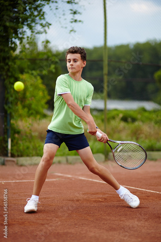 Child playing tennis © Xalanx