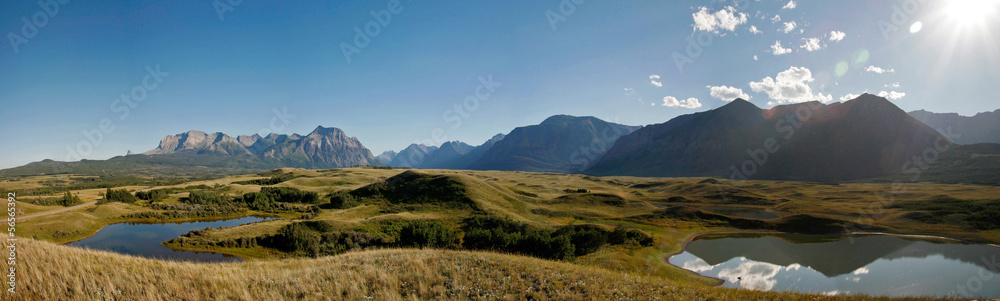 Fototapeta premium Widok panoramy pola gospodarstwa kraju z górskich tła