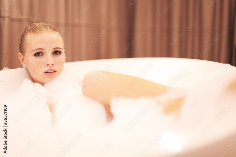 Naklejka premium hübsche Frau badet