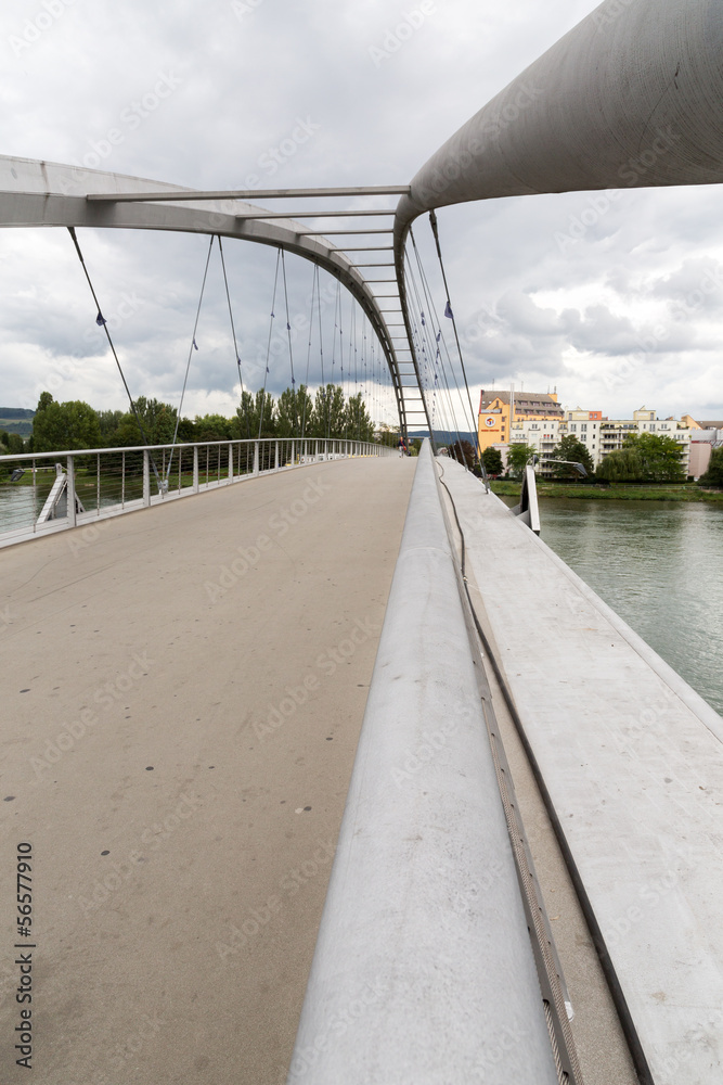 Pont suspendu métallique sur le Rhin