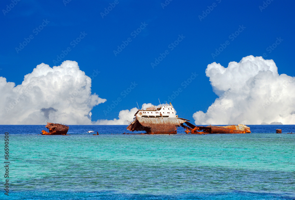 Obraz premium A wreck appearing on the surface in the straits of Tiran