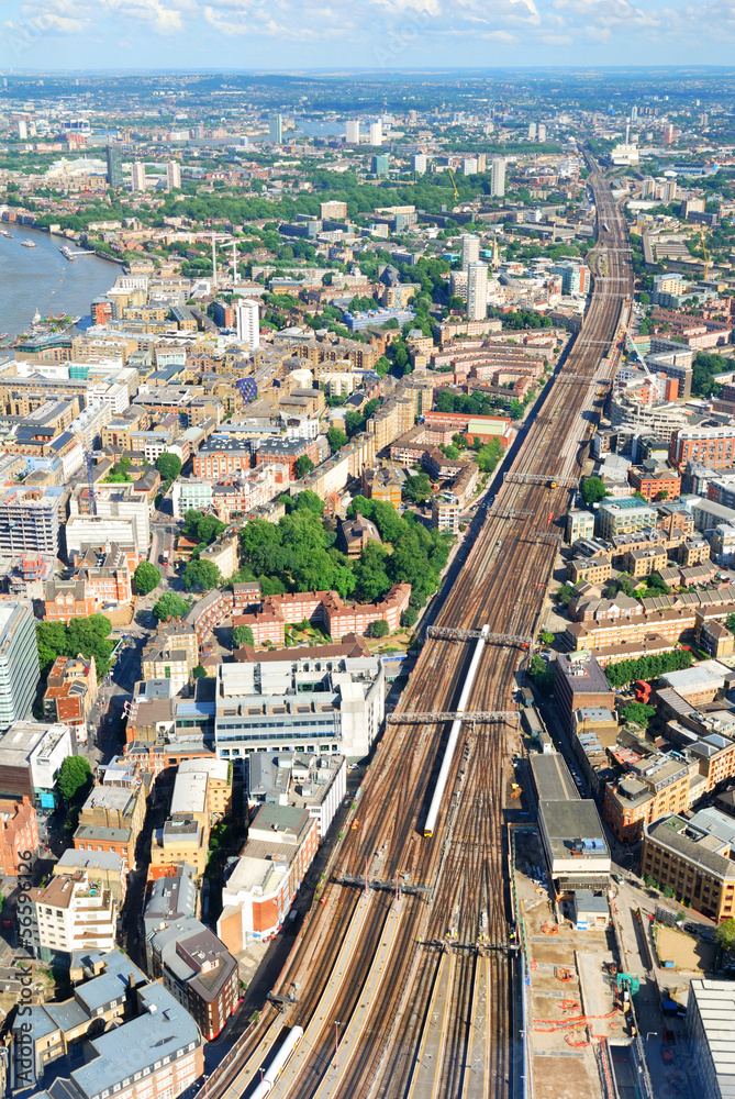 Obraz premium Multiple rails near London Bridge station station viewed from ab