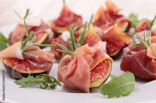 appetizer, fresh fig with prosciutto