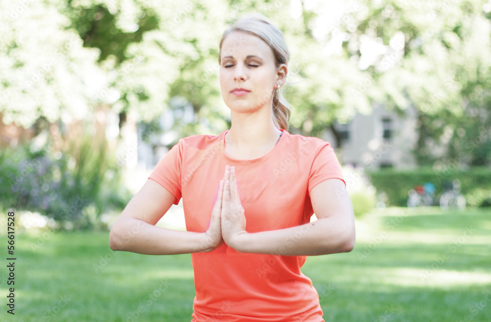 junge Frau macht Yoga junge Frau macht Yoga