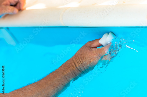 Nettoyage du liner d'une piscine