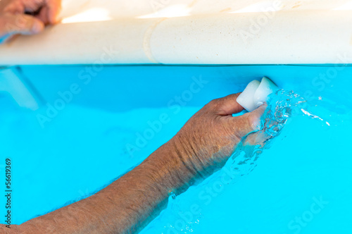 Bilde på lerret Nettoyage du liner d'une piscine