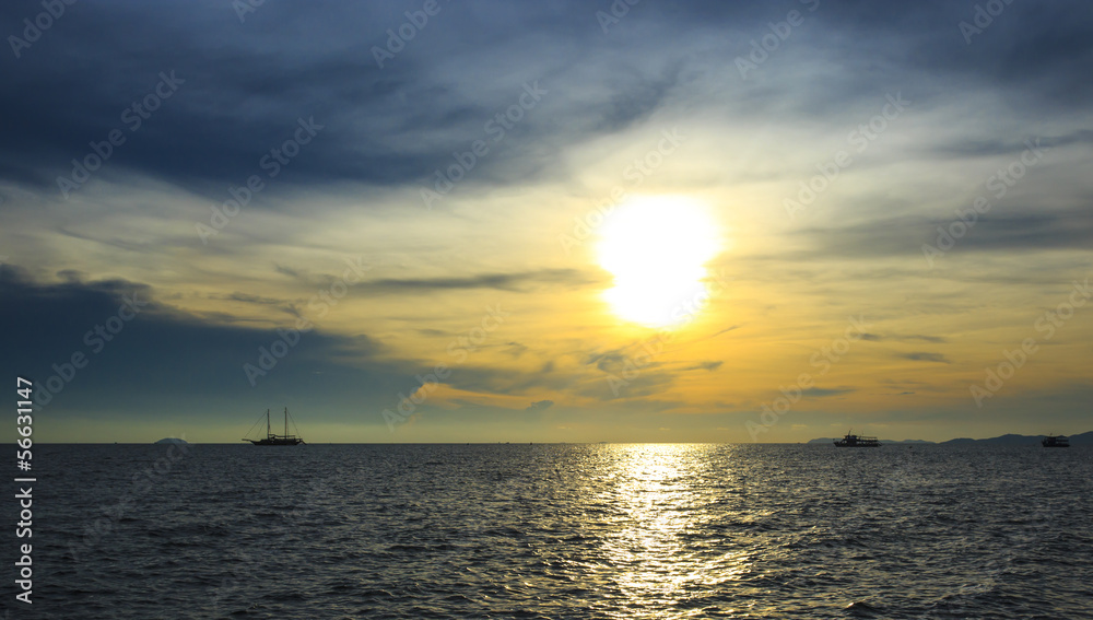Fototapeta premium beautiful sunset in the tropical sea at summer time