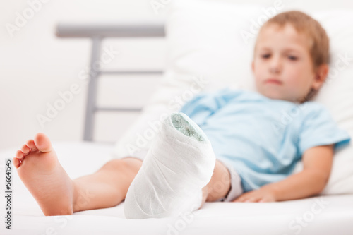 Valokuva Little child boy with plaster bandage on leg heel fracture or br