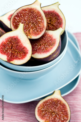 Ripe figs lying on a blue plate on a pink napkin