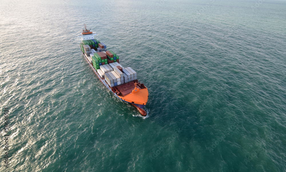 Fototapeta premium cargo par temps calme