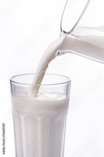 latte versato in bicchiere