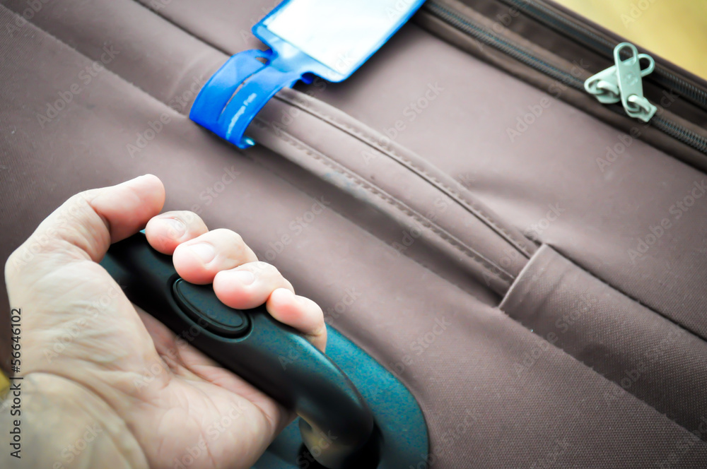 closing a luggage zipper