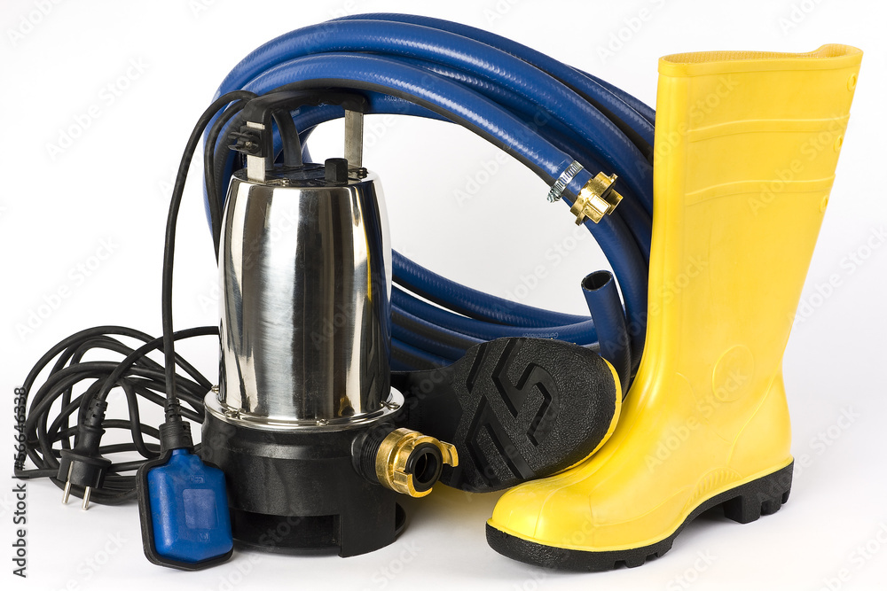 Tauchpumpe, Gummistiefel und Wasserschlauch Tauchpumpe, Gummistiefel und Wasserschlauch