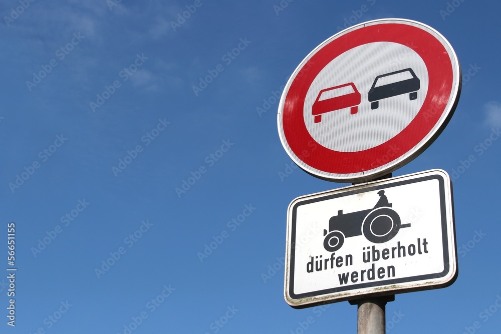 Deutsches Verkehrszeichen: Überholverbot, Kraftfahrzeuge und Züge bis 25  km/h dürfen überholt werden Stock-Foto