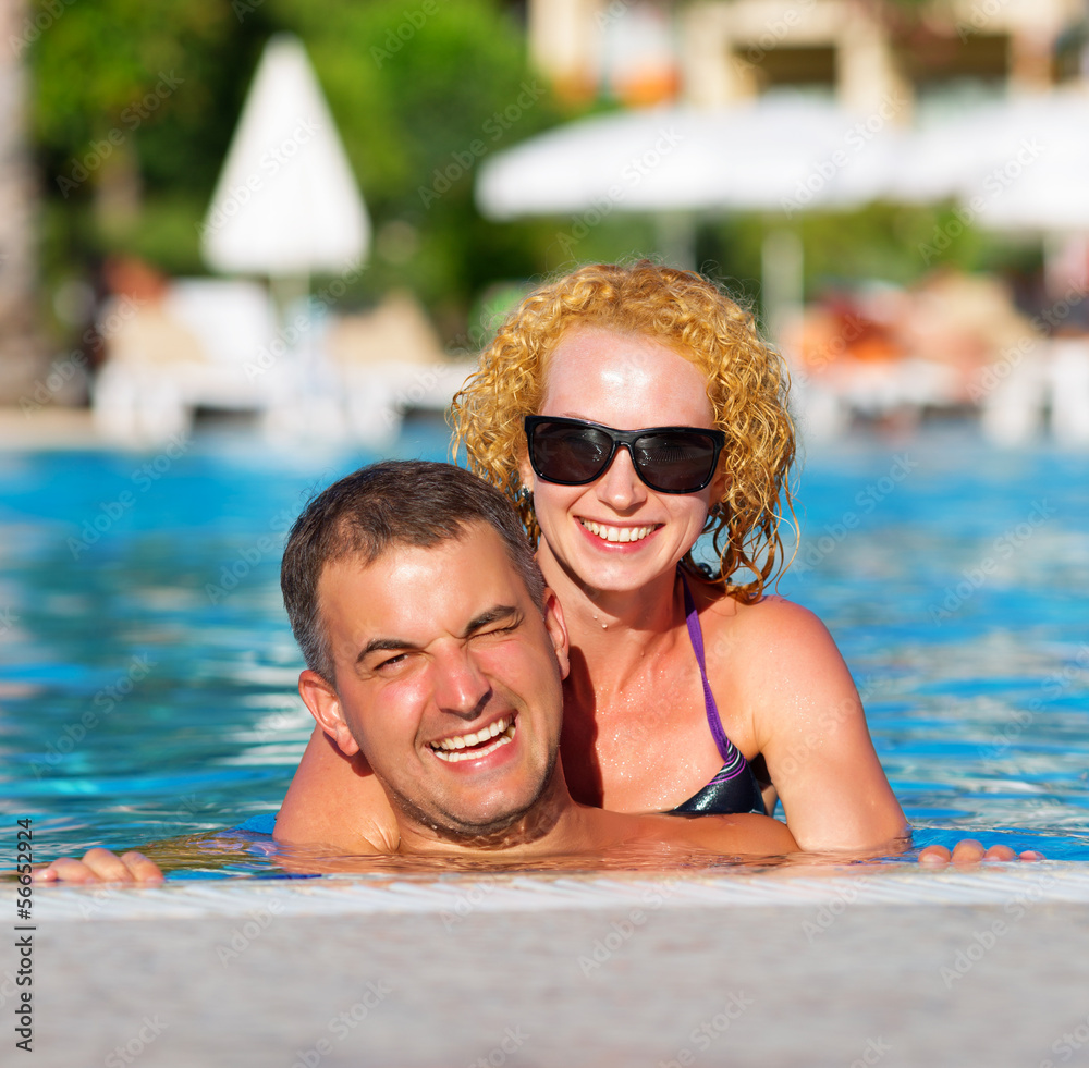 Fototapeta premium Happy couple in the pool