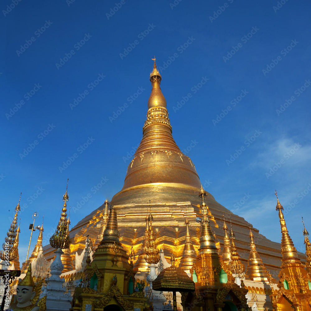 Fototapeta premium Shwedagon Paya in Yangon, Myanmar