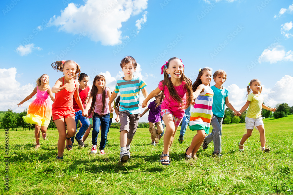 Kids running enjoying summer - obrazy, fototapety, plakaty 