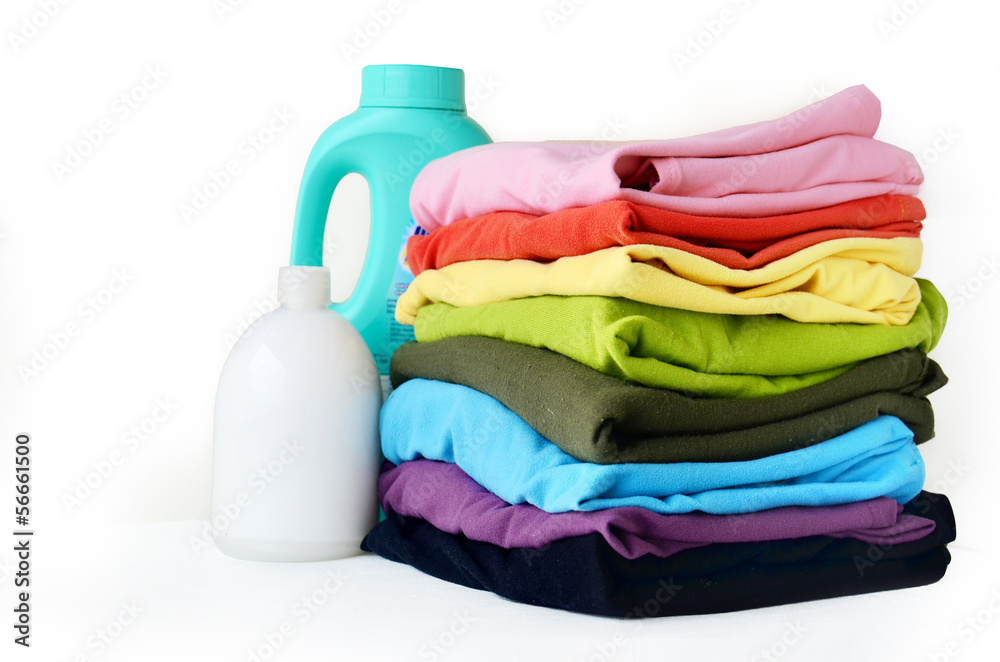 Stacks clothes with detergent Stacks clothes with detergent