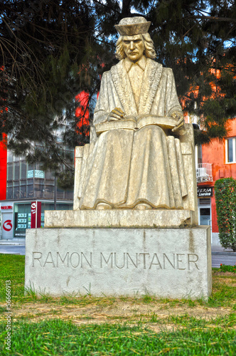Figueras, Figueres, escultura de Ramón Muntaner photo