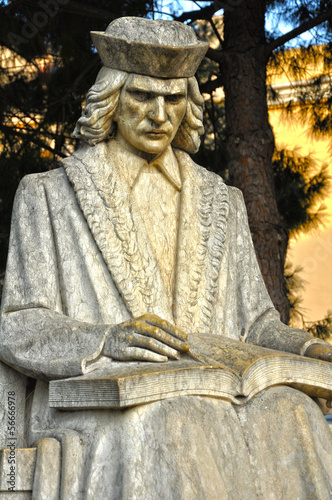 Detalle de la estatua de Ramón Muntaner, Figueras, Cataluña photo