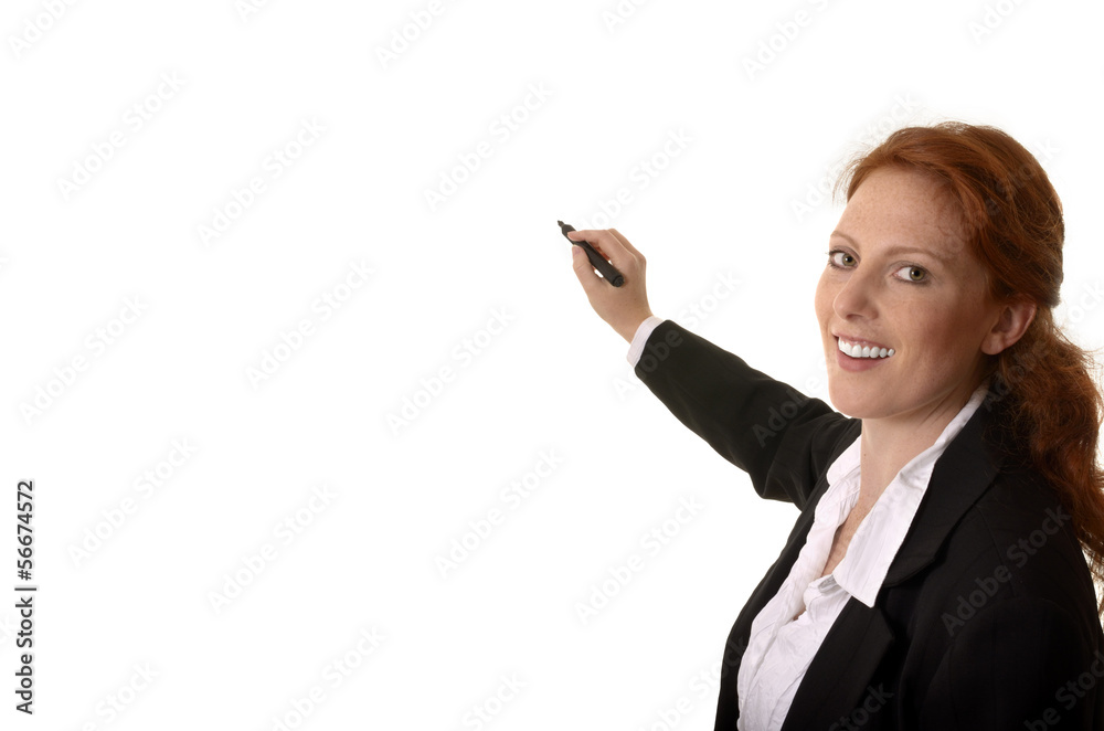 Hübsche rothaarige Geschäftsfrau schreibt mit Stift