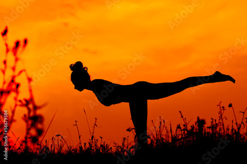 Fototapeta Naklejka Na Ścianę i Meble -  sunset yoga