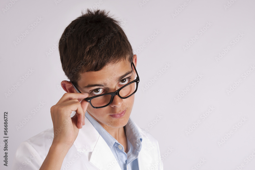 adulto joven con gafas y bata de médico