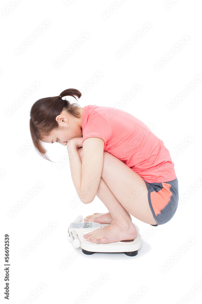体重を計る女性