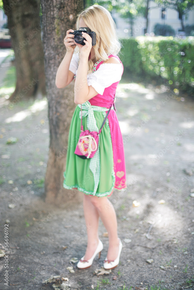 Frau im Dirndl Frau im Dirndl