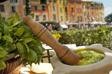Papier peint photo Ligurie Pesto génois traditionnel au basilic  © tommypiconefotografo