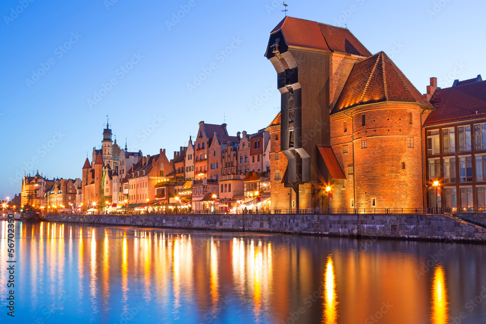 Obraz premium Old town of Gdansk with ancient crane at night, Poland