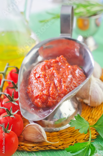 tomato sauce and ingredients for sauce
