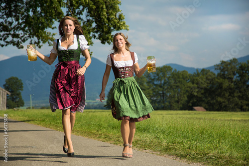 Frauen im Dirndl