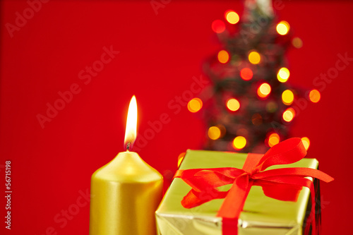 Geschenk und Kerze zu Weihnachten